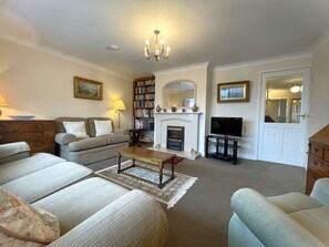 Living area - Charming Roseberry Retreat in Whitby (Whitby)