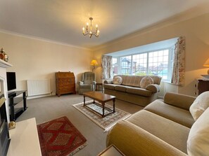 Living area - Charming Roseberry Retreat in Whitby (Whitby)
