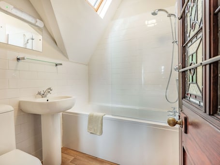 Shower. Pensarn Hall, Llanbedr