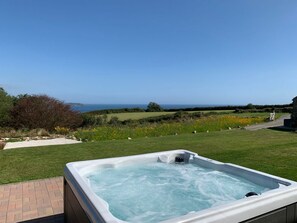 Outdoor spa tub - Silvermine House, Charlestown (St. Austell)