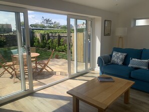 Living area - Sunset Cottage, Beadnell (Chathill)