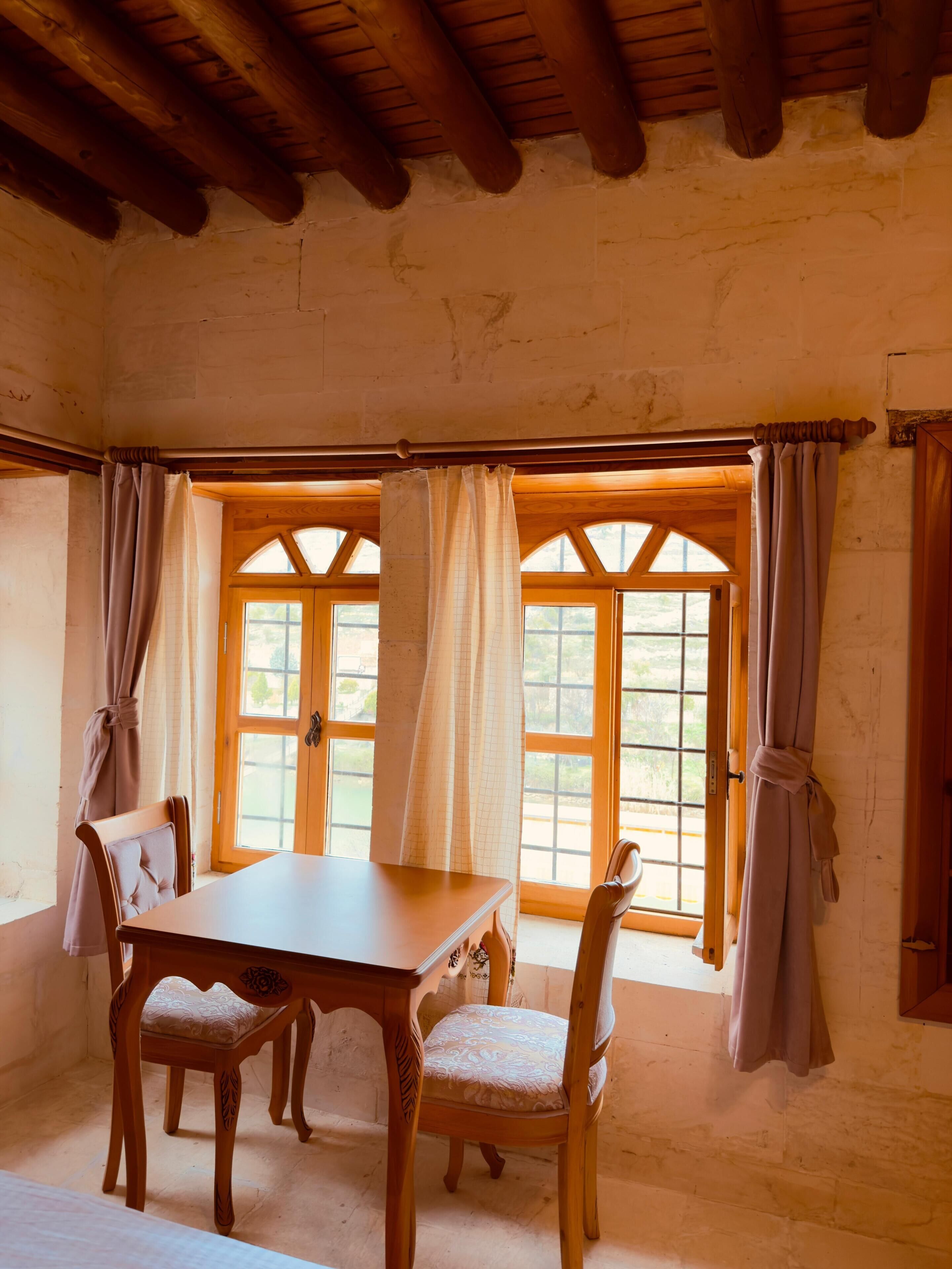 غرفة لفردين - منظر للبحيرة | تناول الطعام