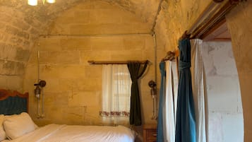 Twin kamer, uitzicht op meer | Een bureau, een laptopwerkplek, gratis wifi