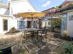 Outdoor dining - Ivy Cottage, Mersea Island (Colchester)