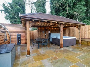Outdoor dining - Park View Lodge, Melbourne, Derbyshire (Derby)