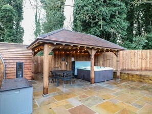 Outdoor dining - Park View Lodge, Melbourne, Derbyshire (Derby)