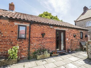 Exterior - Charming Chestnut Cottage Retreat (York)