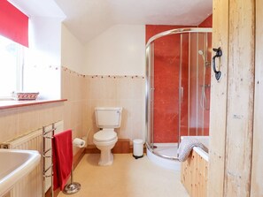 Shower - Bryn Re, Trawsfynydd (Blaenau Ffestiniog)