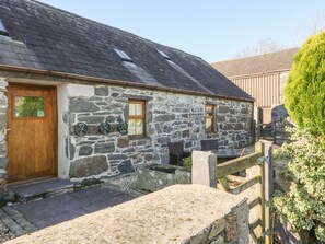 Property grounds - Beudy Bach, Y Felinheli (Caernarfon)