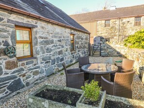 Outdoor dining - Beudy Bach, Y Felinheli (Caernarfon)