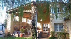 Terrace/patio - Large house with pool (Cabara)