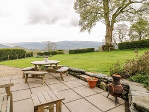 Outdoor dining - Charming Groes Lwyd Home Awaits (Corwen)
