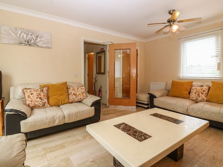 Living area. 1 Donalds Lane, Dundee, Angus.
