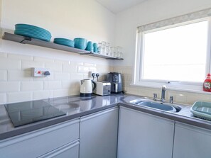 Private kitchen - Chalet 37: Cozy Retreat in Hemsby (United Kingfom)