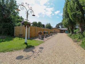 المنطقة المحيطة بالمنشأة