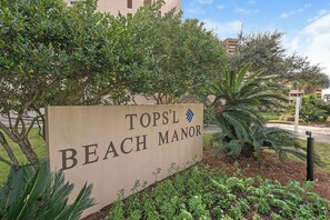 Property grounds - Beachfront Top Floor Condo | Gulf Views | 2BR | Sleeps 6 @ Tops'l (Miramar Beach)