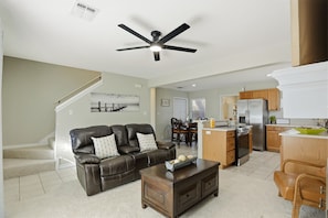 Smart TV - 3-bedroom house in Canyon Lake with plenty of room for your lake toys. (Canyon Lake)