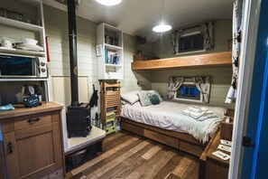 Room - Shepherds hut, Halsham, near Roos (Hull)