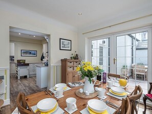 Dining - Abbey Lodge, Llandudno, Conwy. (Llandudno)