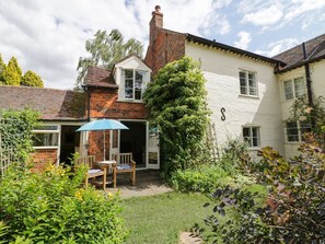 Exterior - The Cottage: Idyllic Walks Await (Pershore)