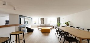 Fernseher, Kamin, DVD-Player, Bücher