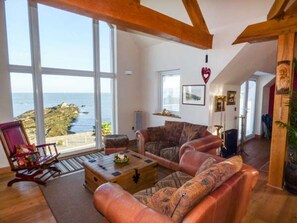 Living area - Glan Y Mor: Beachfront Gem (Amlwch)