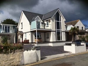 Exterior - Glan Y Mor: Beachfront Gem (Amlwch)