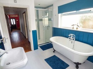 Shower - Glan Y Mor: Beachfront Gem (Amlwch)