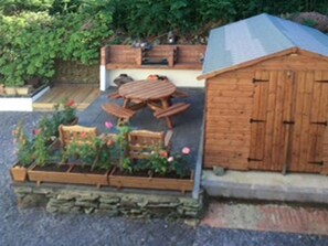 Outdoor dining - Glan Y Mor: Beachfront Gem (Amlwch)