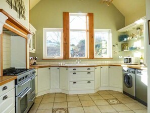 Private kitchen - Glan Y Mor: Beachfront Gem (Amlwch)