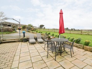 Outdoor dining - Meadowside, Mousehole (Penzance)