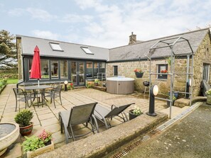 Outdoor dining - Meadowside, Mousehole (Penzance)