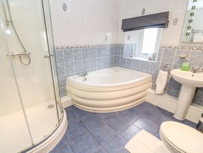 Shower - Meadowside, Mousehole (Penzance)