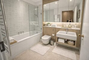 Bathroom - Luxury Covent Garden Residence – 2 Bed 2 Bath (London)