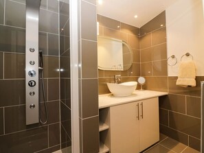 Shower - Harbour Heights, Dartmouth (Dartmouth)