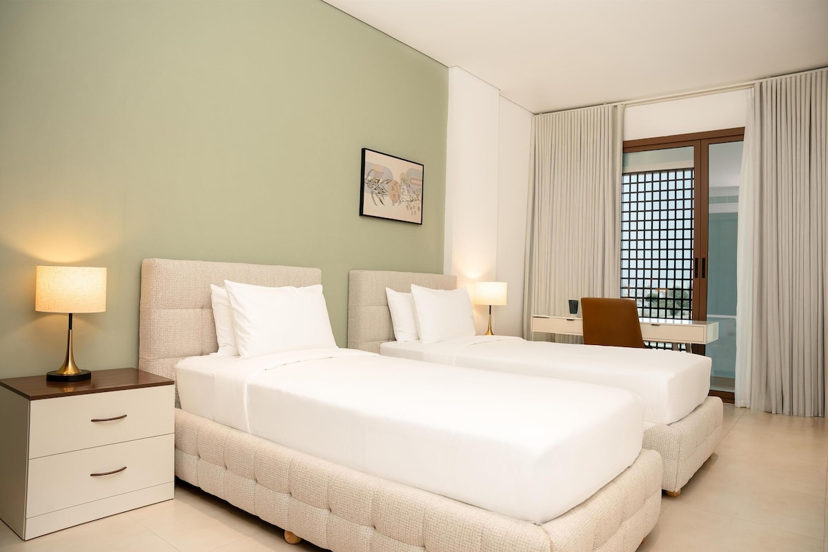 Frette Italian sheets, premium bedding, in-room safe, desk