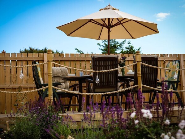 Outdoor dining - OYSTERCATCHER, honeypot location, near Craster (Alnwick)