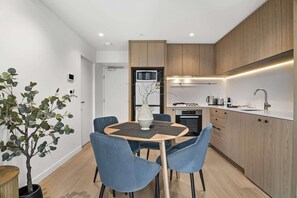 Fridge, microwave, oven, stovetop - 2BR High-Rise Southbank-Near Crown Casino,Pool,Gym (Southbank)