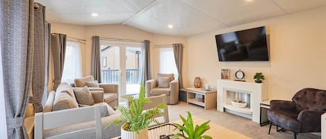 TV, fireplace