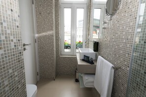 Dusche, Haartrockner, Handtücher, Seife