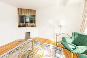 TV, offices - 4 Beds | Free Parking | Fully Equipped Home (Berkshire)