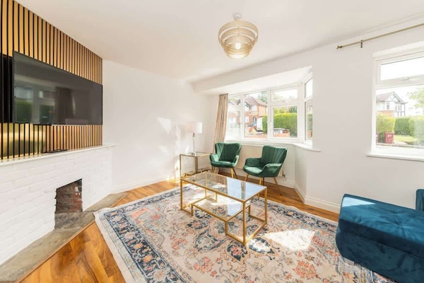 Proper living space with comfortable seating, fast WiFi and room to stretch out. Watch TV, FaceTime home or just switch off after a long shift.
