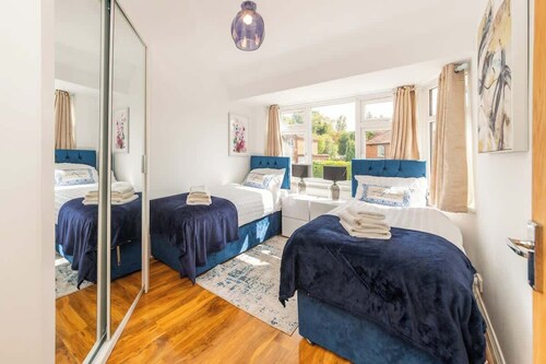 Spacious 4BR Home Sleeps 8 Free Parking