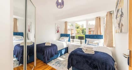 Spacious 4BR Home Sleeps 8 Free Parking
