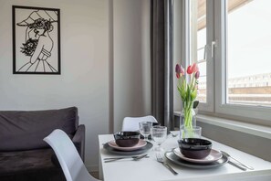 Dining - Apartment in the center of Warsaw | 200 m to Metro and Atractions (Warszawa)