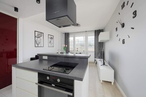 Fridge, microwave, oven, stovetop - Apartment in the center of Warsaw | 200 m to Metro and Atractions (Warszawa)