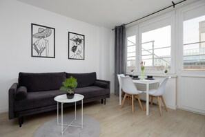 Dining - Apartment in the center of Warsaw | 200 m to Metro and Atractions (Warszawa)