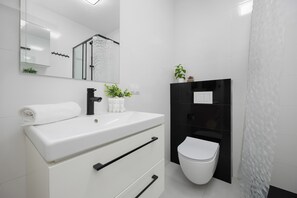 Shower, hair dryer, towels, shampoo - Apartment in the center of Warsaw | 200 m to Metro and Atractions (Warszawa)