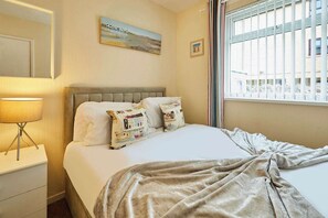 Iron/ironing board, travel cot, WiFi, bed sheets - Host & Stay | The Garden Flat, Seahouses (Seahouses)