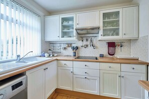 Fridge, microwave, oven, stovetop - Host & Stay | The Garden Flat, Seahouses (Seahouses)
